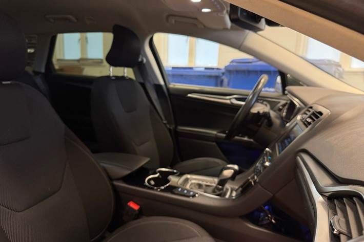 Grå Ford Mondeo fra 2015
