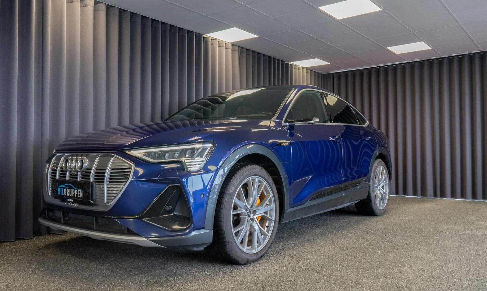 Blå Audi e-tron fra 2020