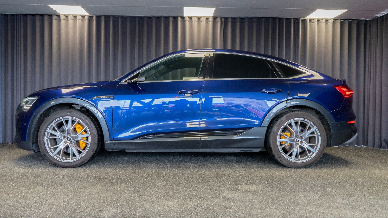 Blå Audi e-tron fra 2020