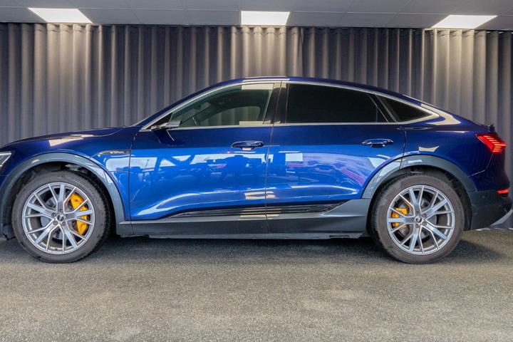 Blå Audi e-tron fra 2020