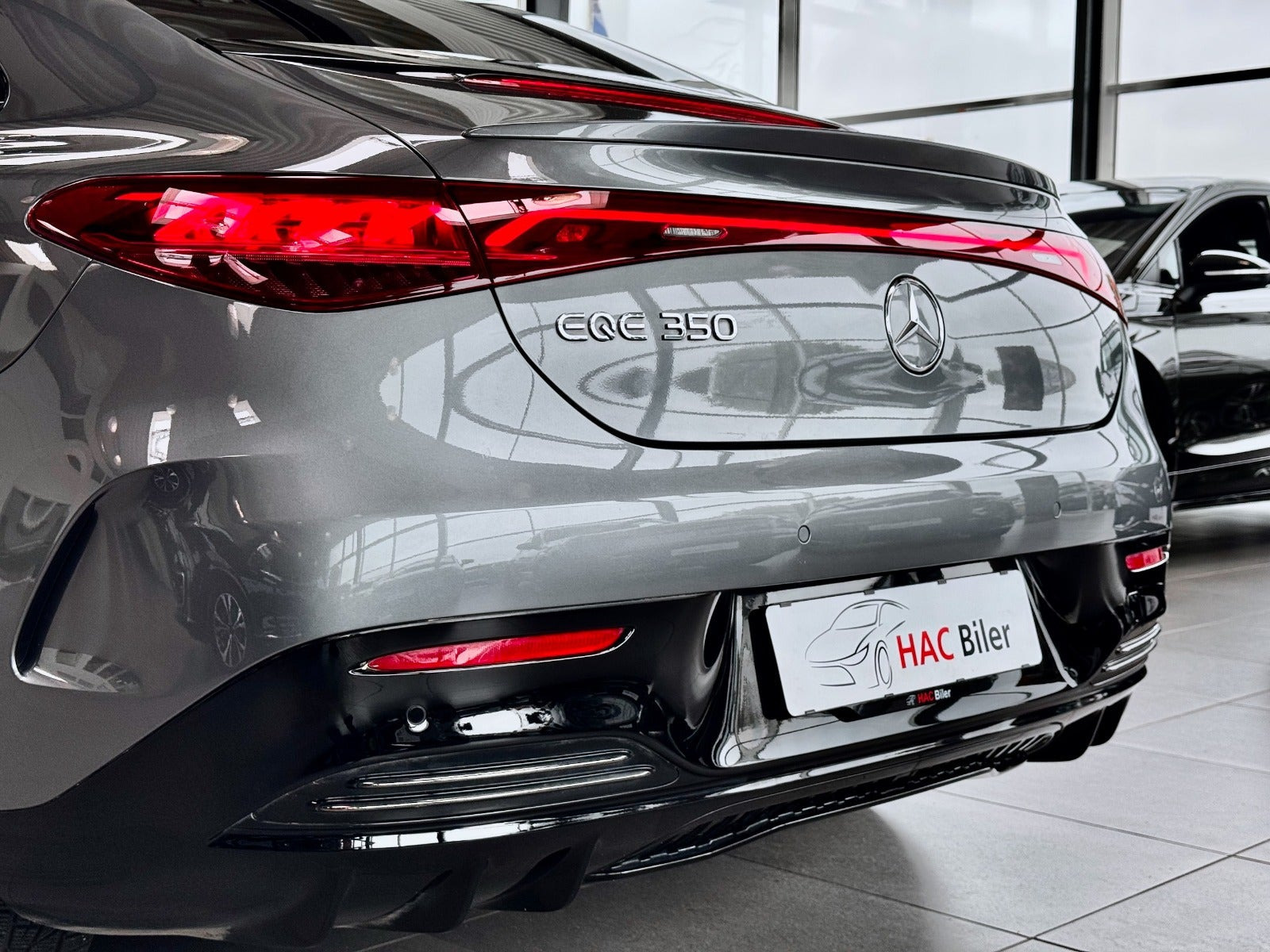 Grå Mercedes EQE350 fra 2024