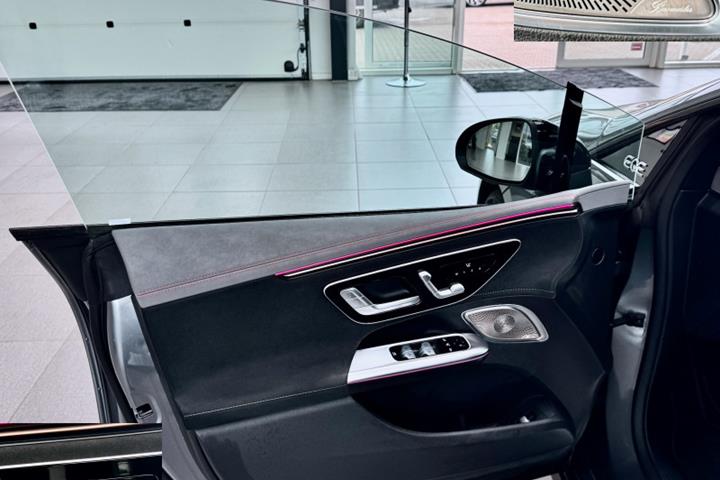 Grå Mercedes EQE350 fra 2024
