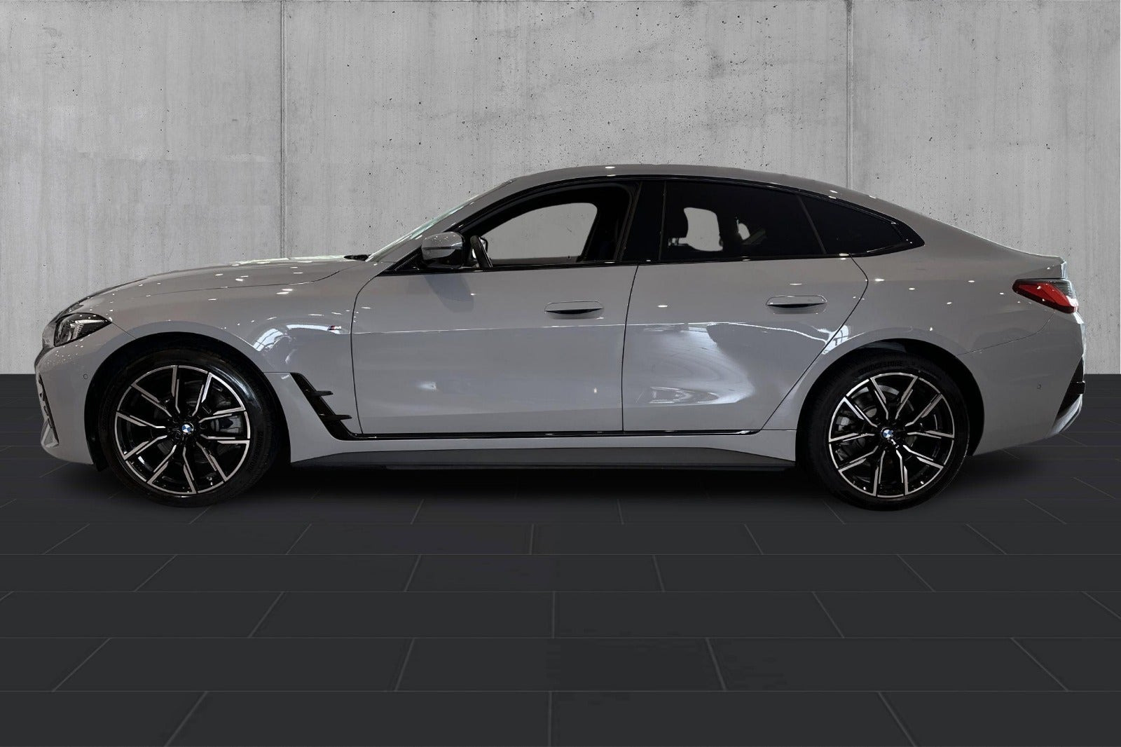 Grå BMW i4 fra 2024