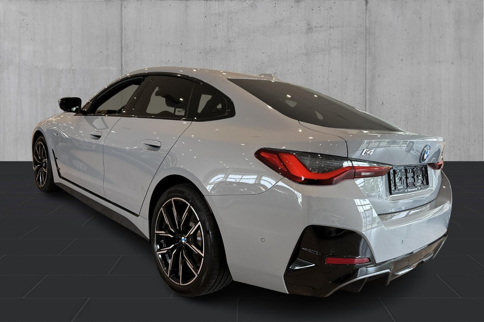 Grå BMW i4 fra 2024
