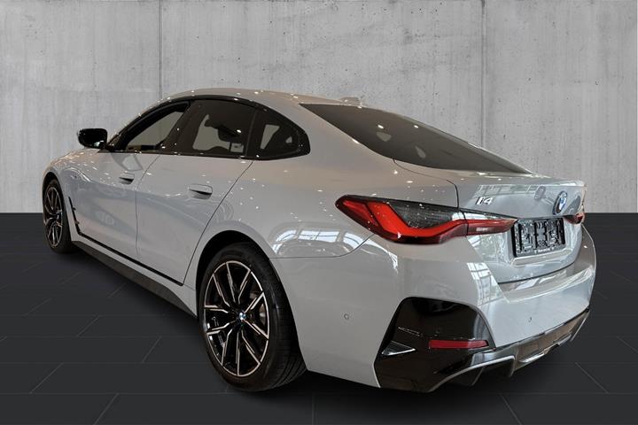 Grå BMW i4 fra 2024