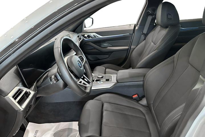 Grå BMW i4 fra 2024
