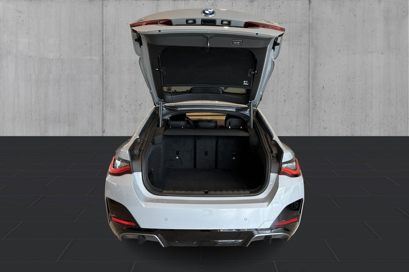 Grå BMW i4 fra 2024