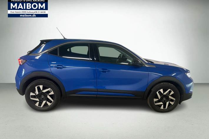 Blå Opel Mokka-e fra 2023