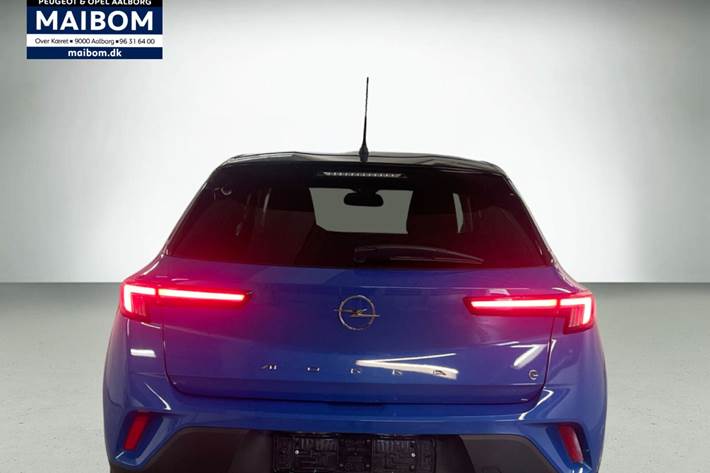Blå Opel Mokka-e fra 2023