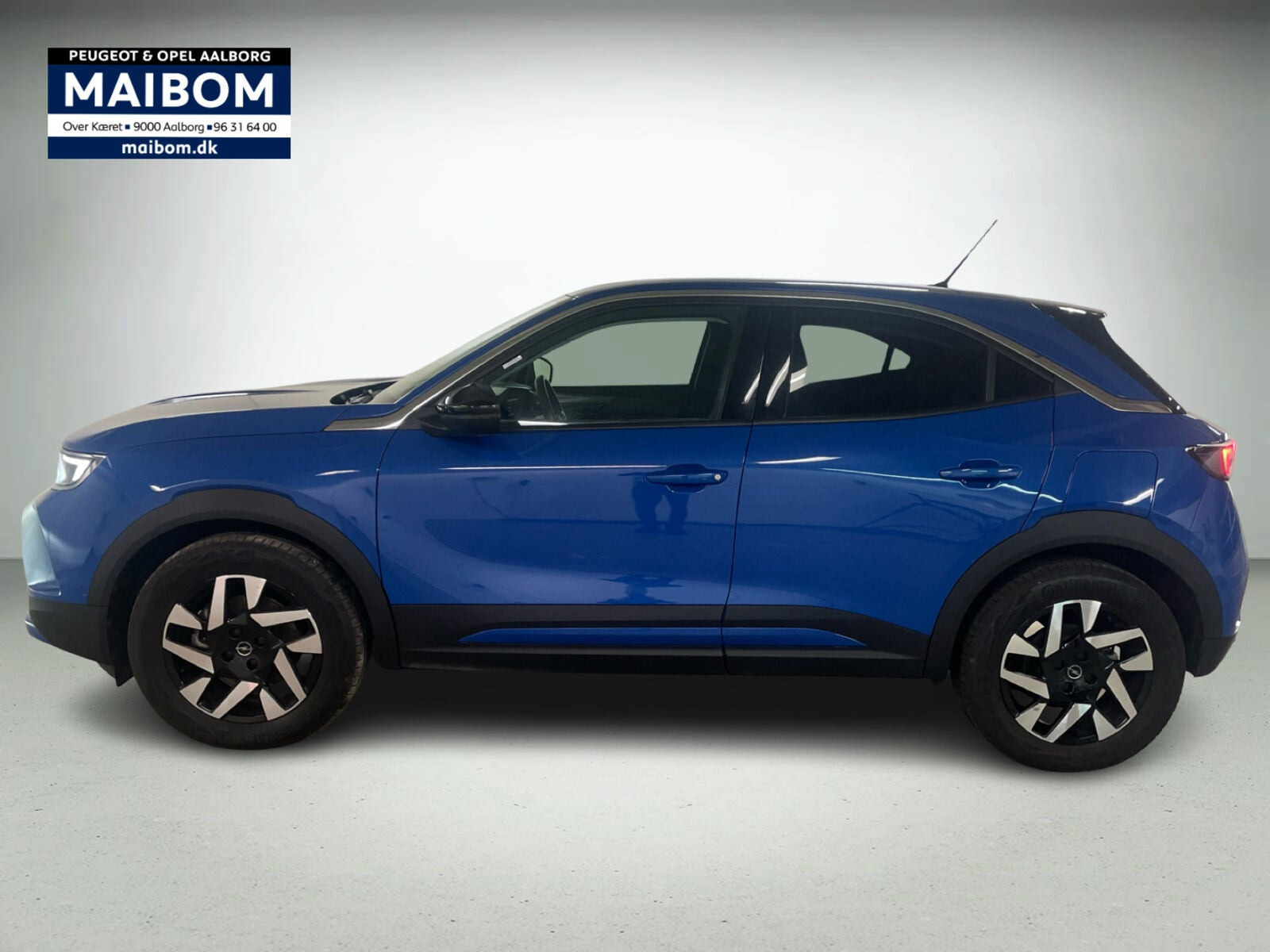 Blå Opel Mokka-e fra 2023