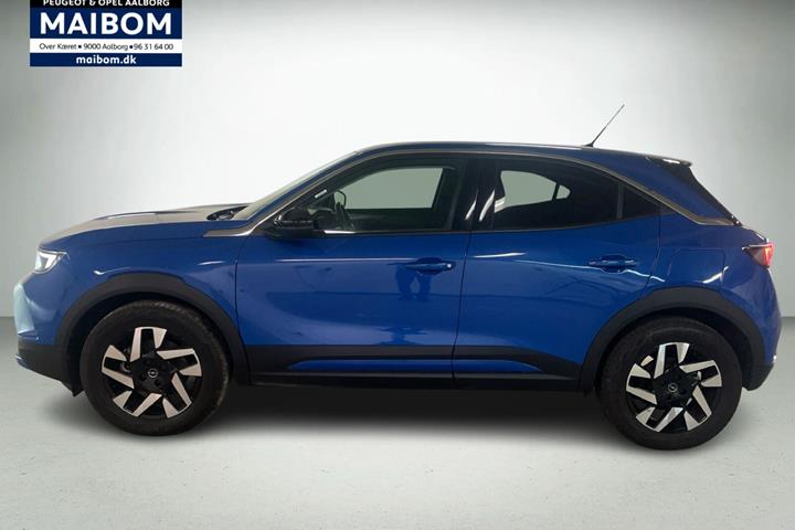 Blå Opel Mokka-e fra 2023