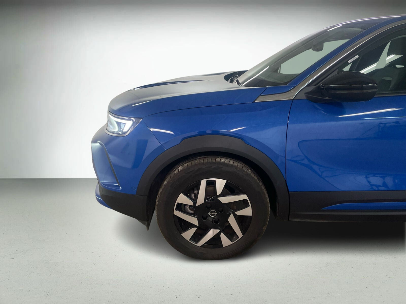 Blå Opel Mokka-e fra 2023