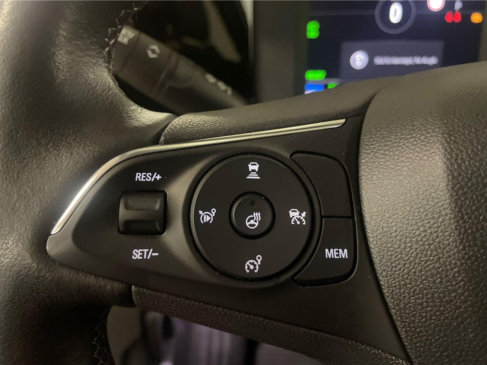 Blå Opel Mokka-e fra 2023