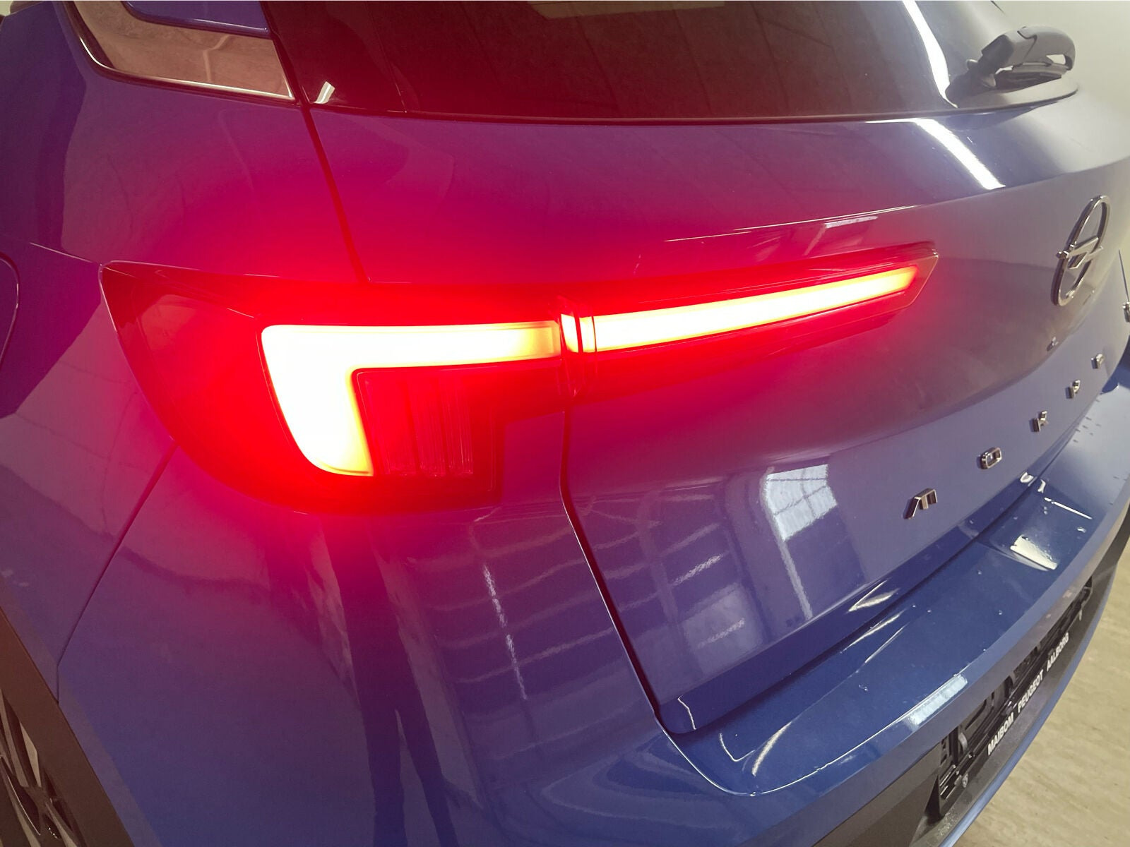 Blå Opel Mokka-e fra 2023