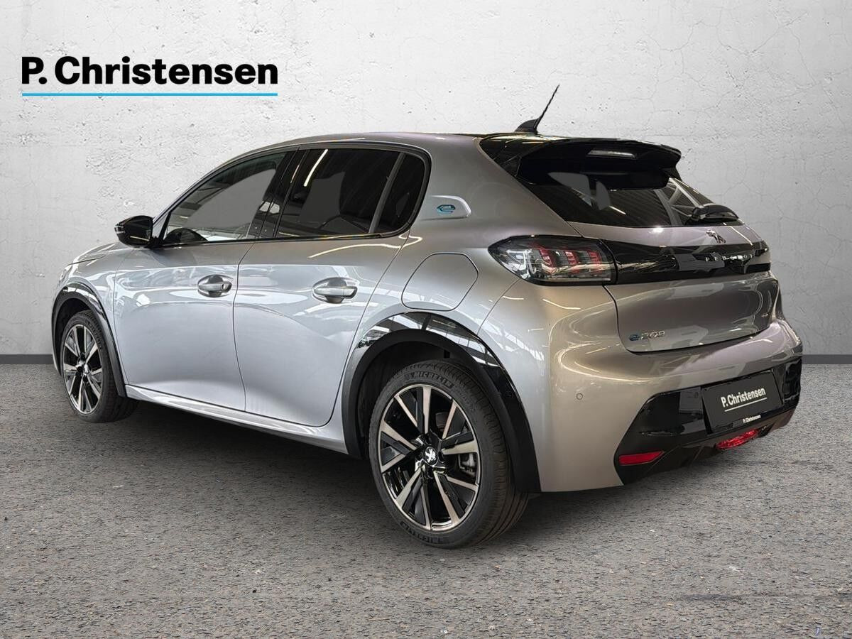 Grå Peugeot e-208 fra 2023