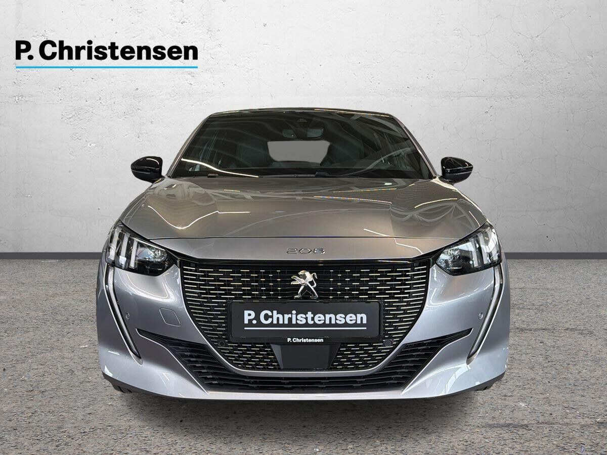 Grå Peugeot e-208 fra 2023