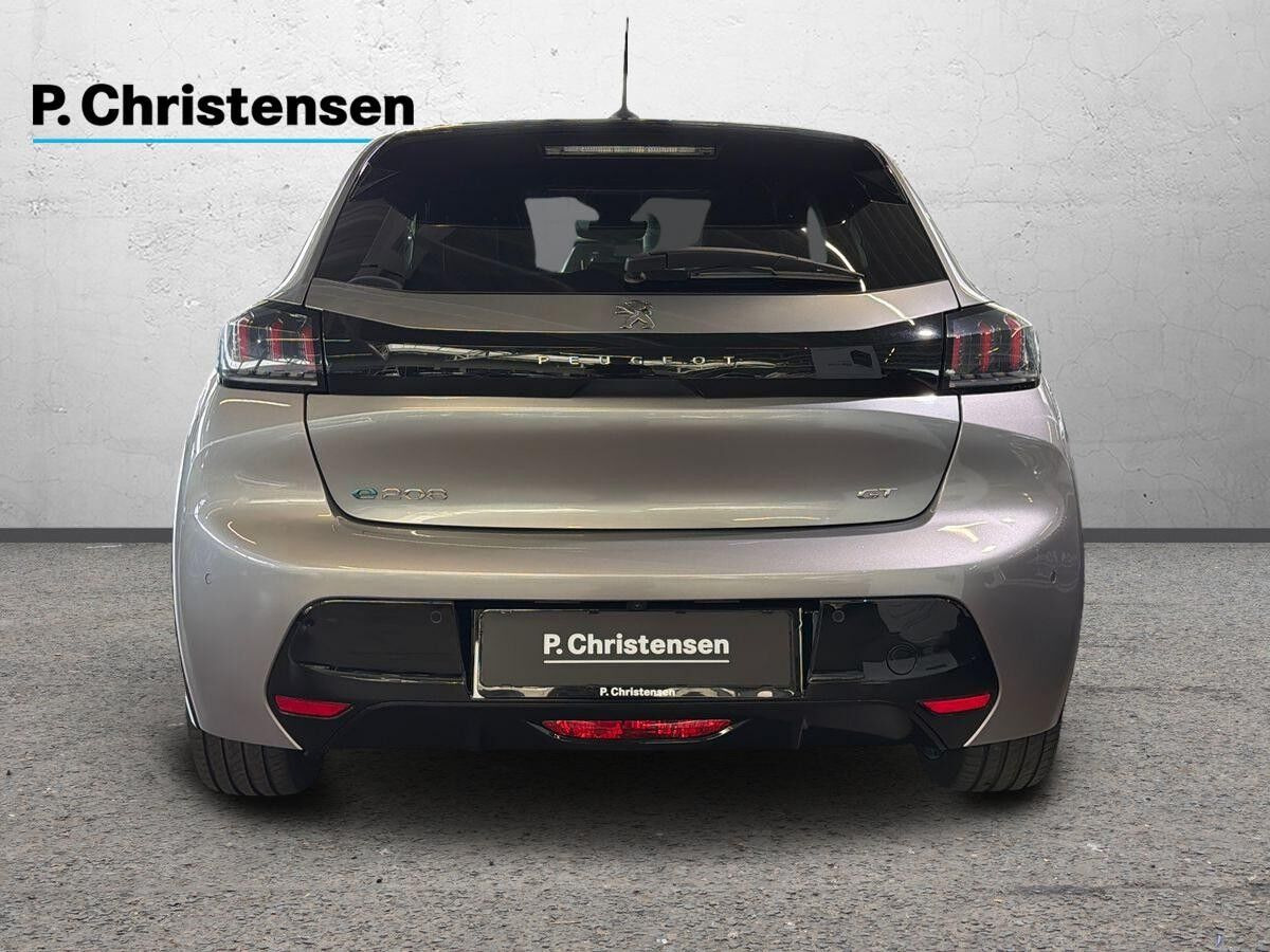 Grå Peugeot e-208 fra 2023