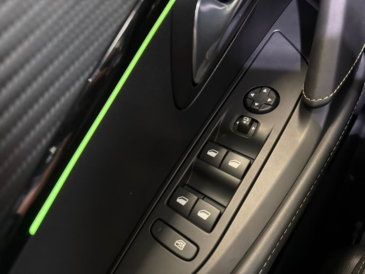 Grå Peugeot e-208 fra 2023