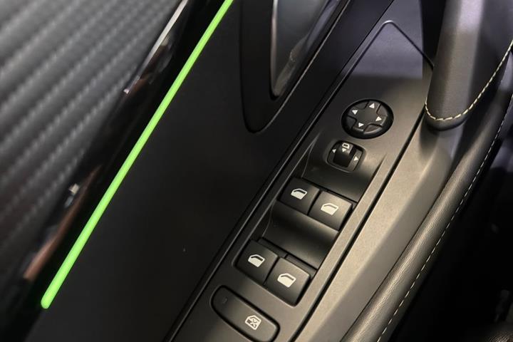 Grå Peugeot e-208 fra 2023