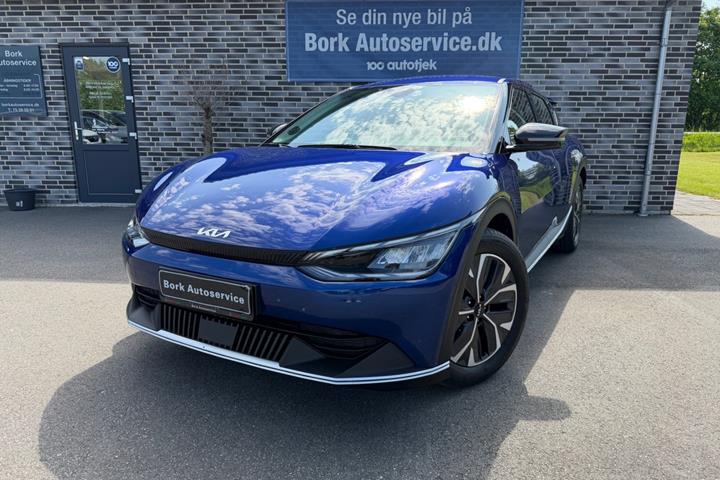 Blå Kia EV6 fra 2024 set udefra