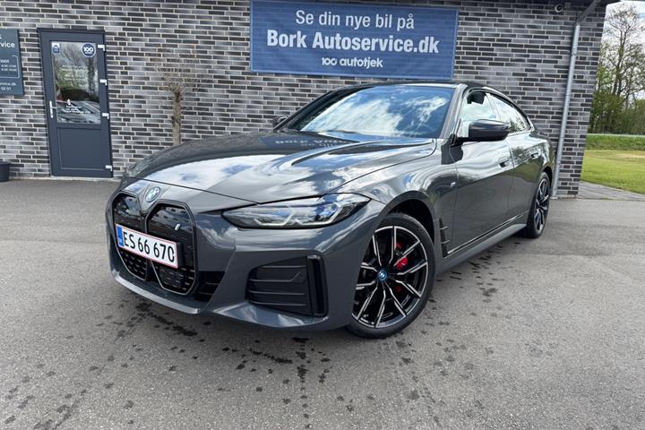 Grå BMW i4 fra 2023 set udefra