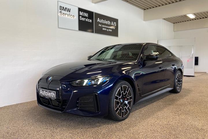 Blå BMW i4 fra 2026 set udefra
