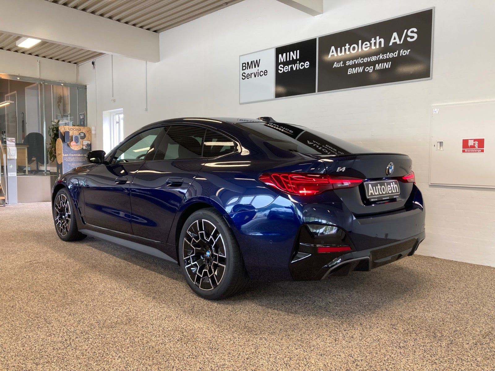 Blå BMW i4 fra 2026
