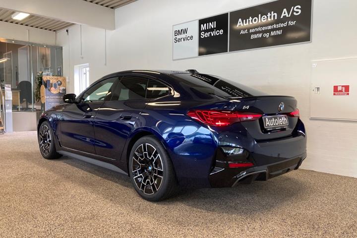 Blå BMW i4 fra 2026