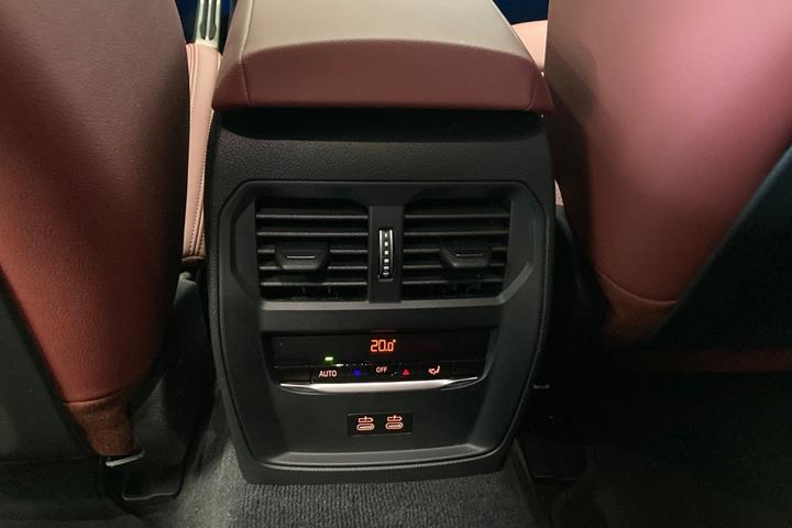 Blå BMW i4 fra 2026