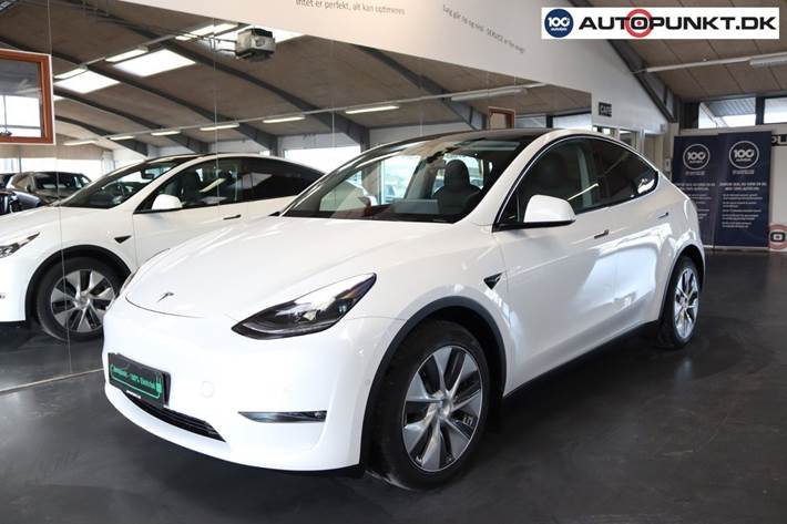 Hvid Tesla Model Y fra 2024