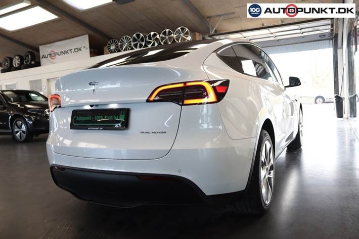 Hvid Tesla Model Y fra 2024