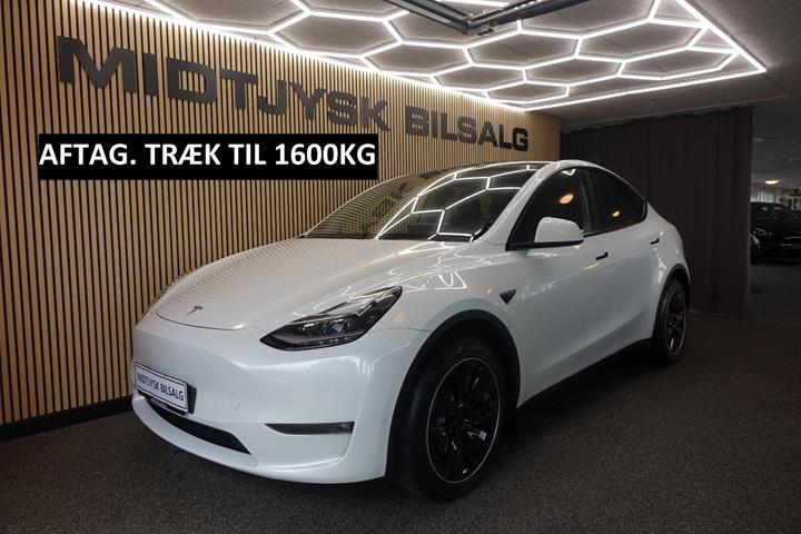 Hvid Tesla Model Y fra 2023 set udefra