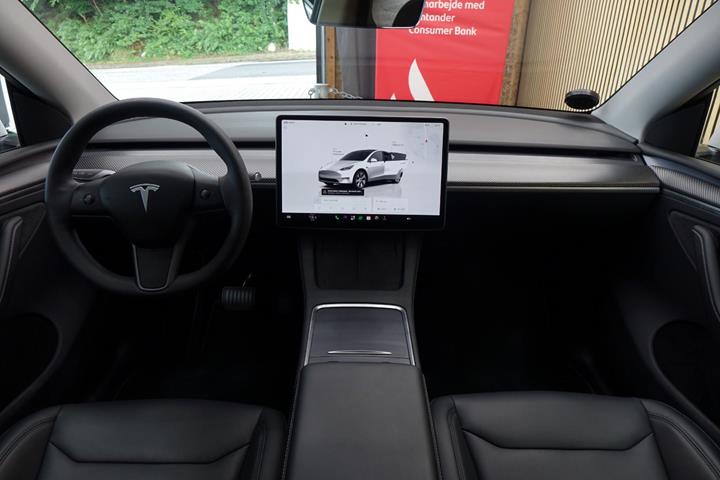 Hvid Tesla Model Y fra 2023