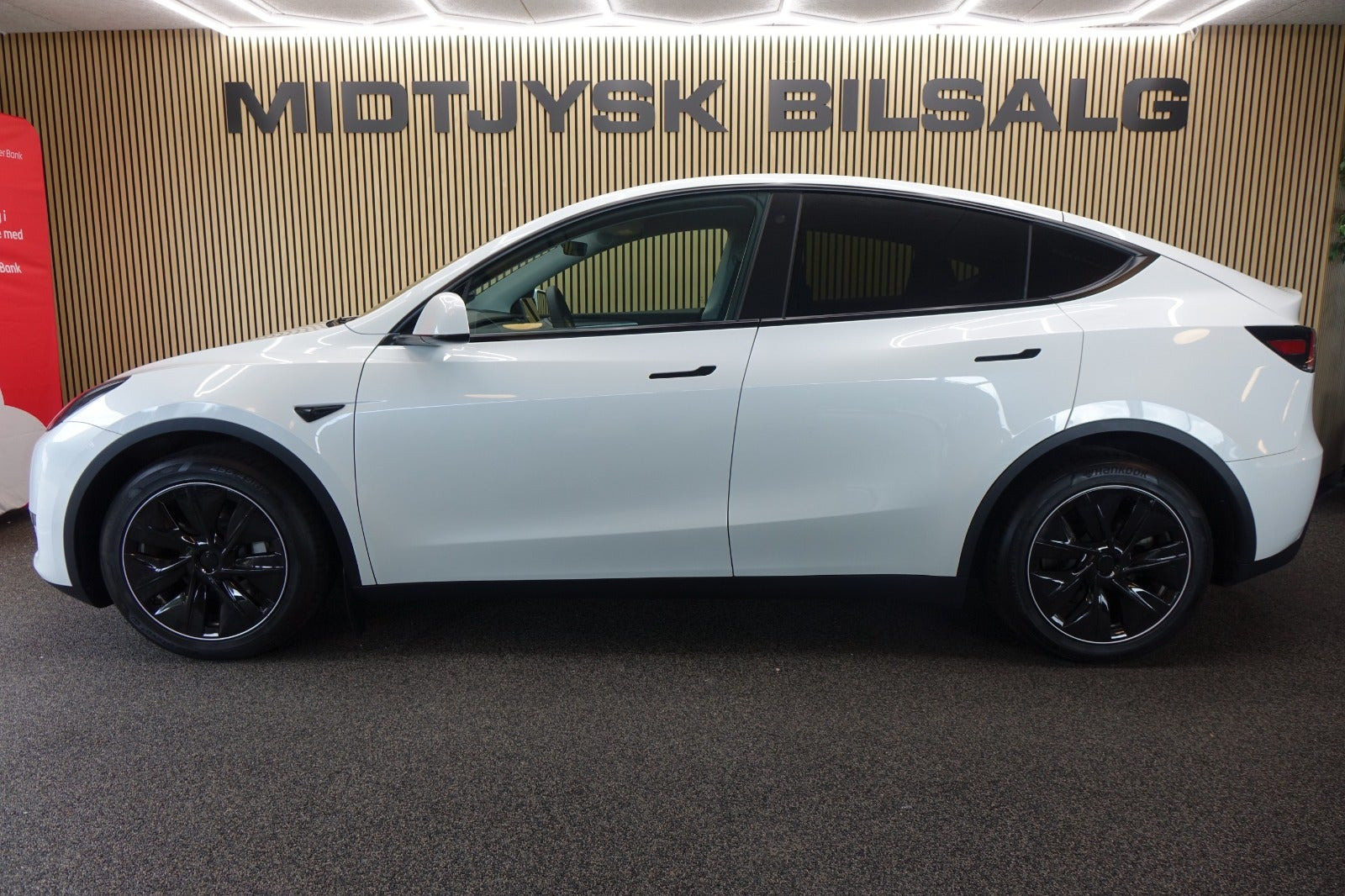 Hvid Tesla Model Y fra 2023