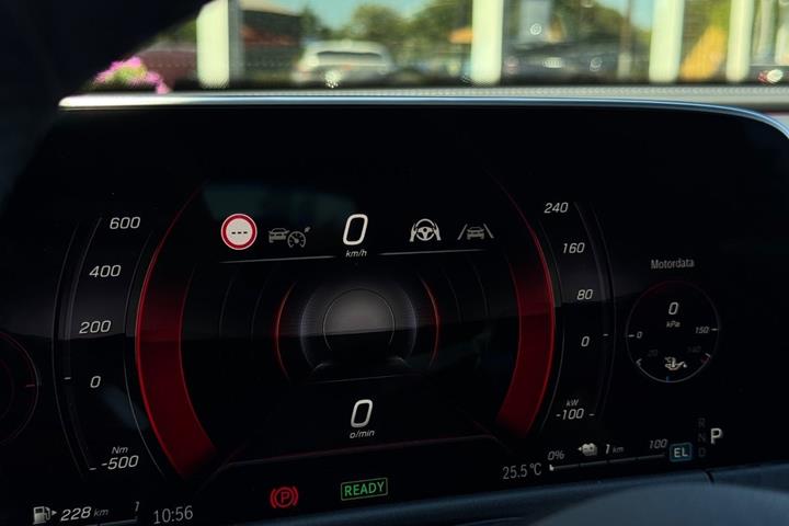 Sort Mercedes E300 e fra 2025