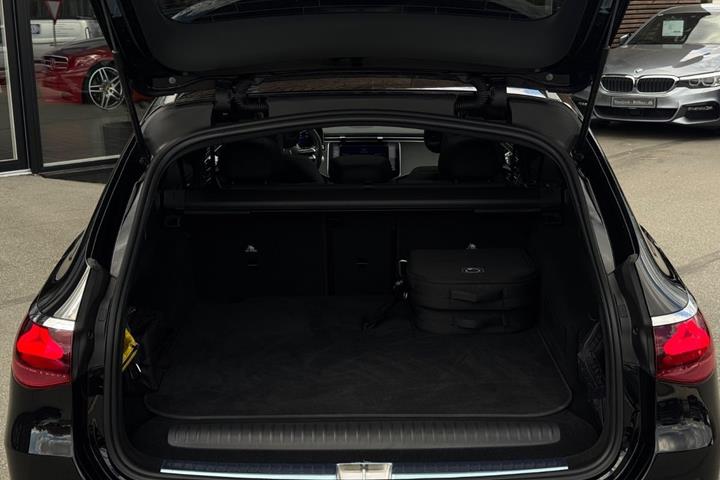 Sort Mercedes E300 e fra 2025