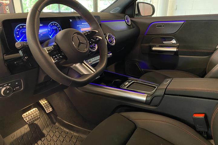 Gul Mercedes EQA250+ fra 2025