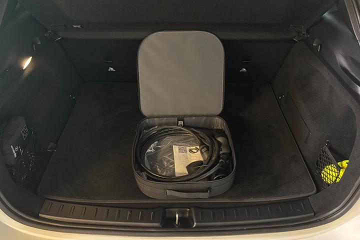 Gul Mercedes EQA250+ fra 2025