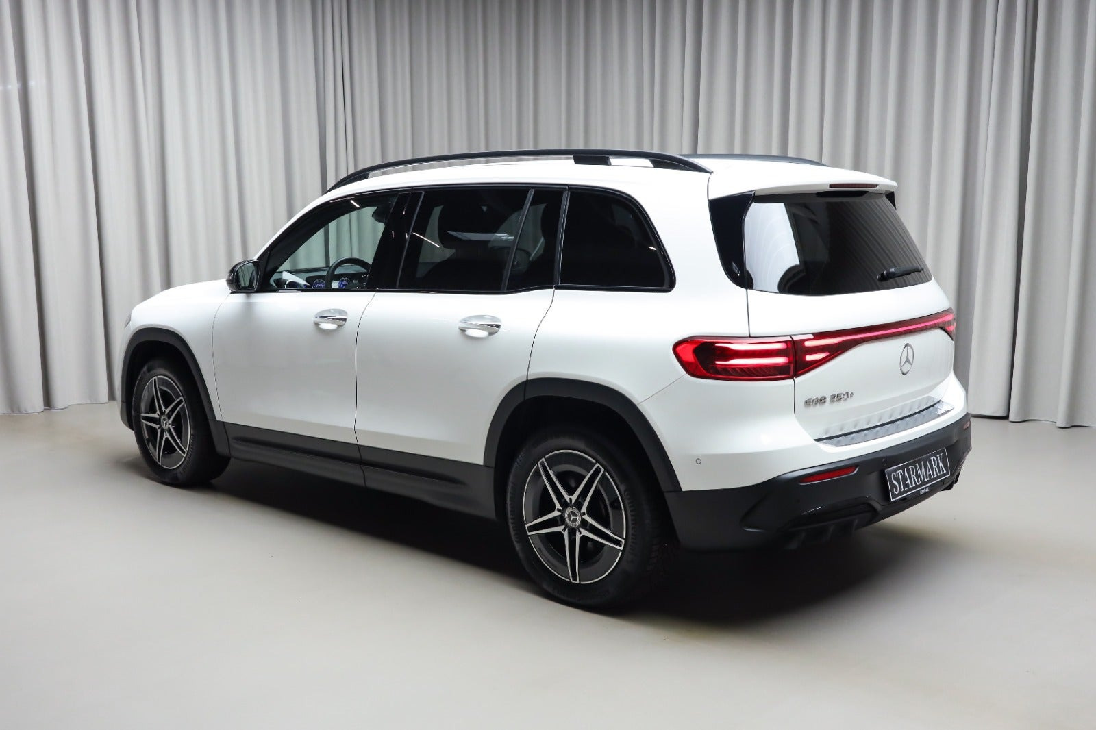 Hvid Mercedes EQB250+ fra 2026