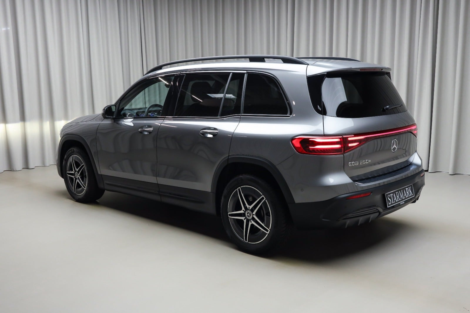 Grå Mercedes EQB250+ fra 2026