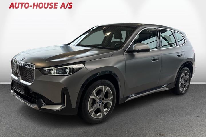 Grå BMW iX1 fra 2024 set udefra