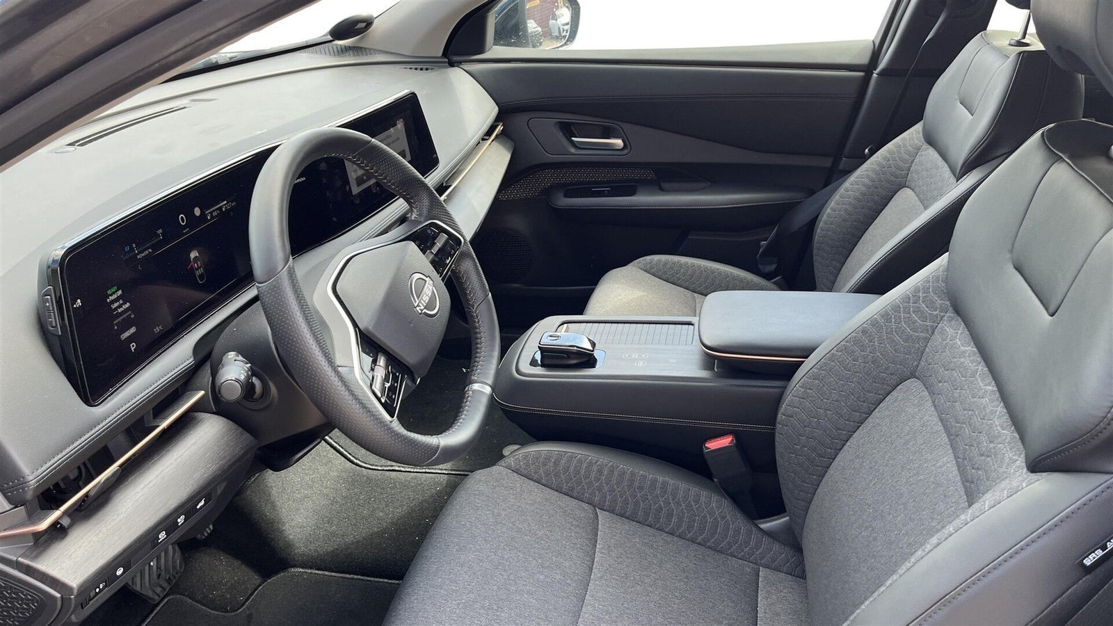 Grå Nissan Ariya fra 2023