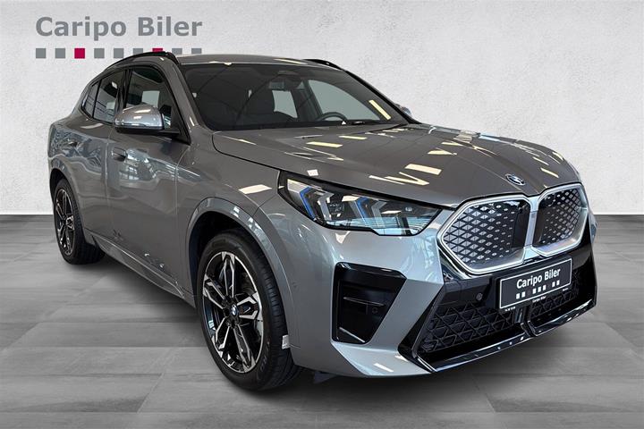 Grå BMW iX2 fra 2026 set udefra