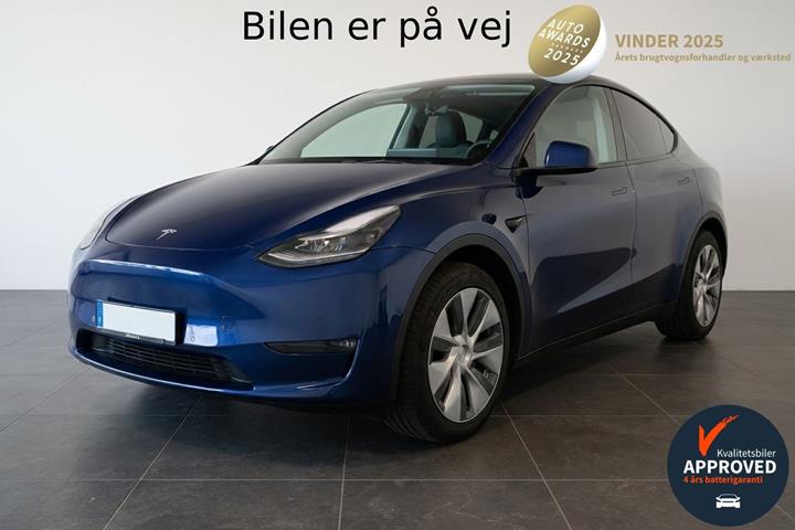 Blå Tesla Model Y fra 2023 set udefra