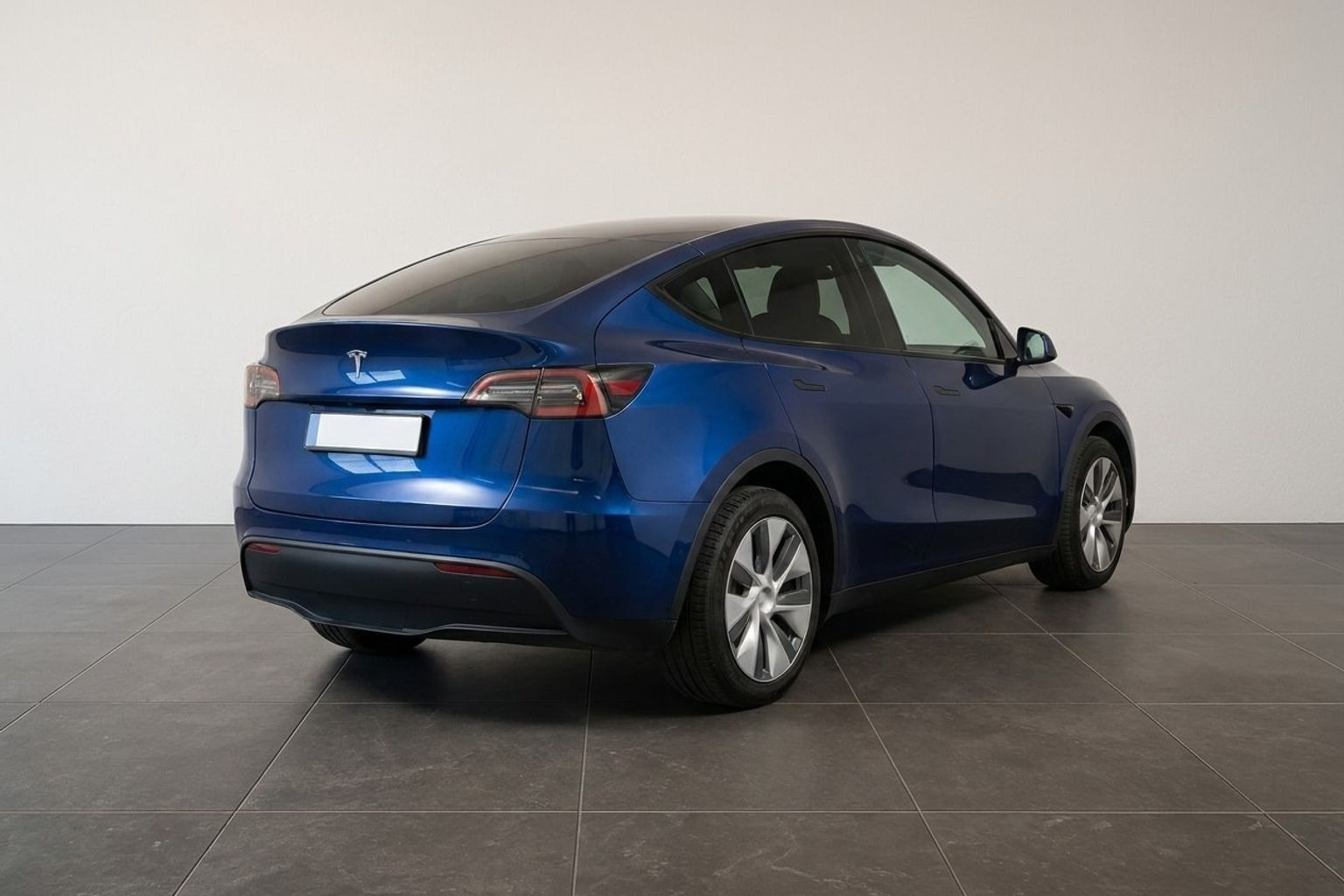 Blå Tesla Model Y fra 2023
