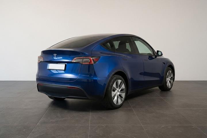 Blå Tesla Model Y fra 2023
