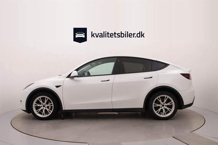 Hvid Tesla Model Y fra 2022