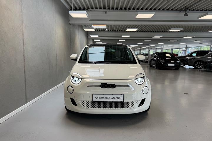 Hvid Fiat 500e fra 2023