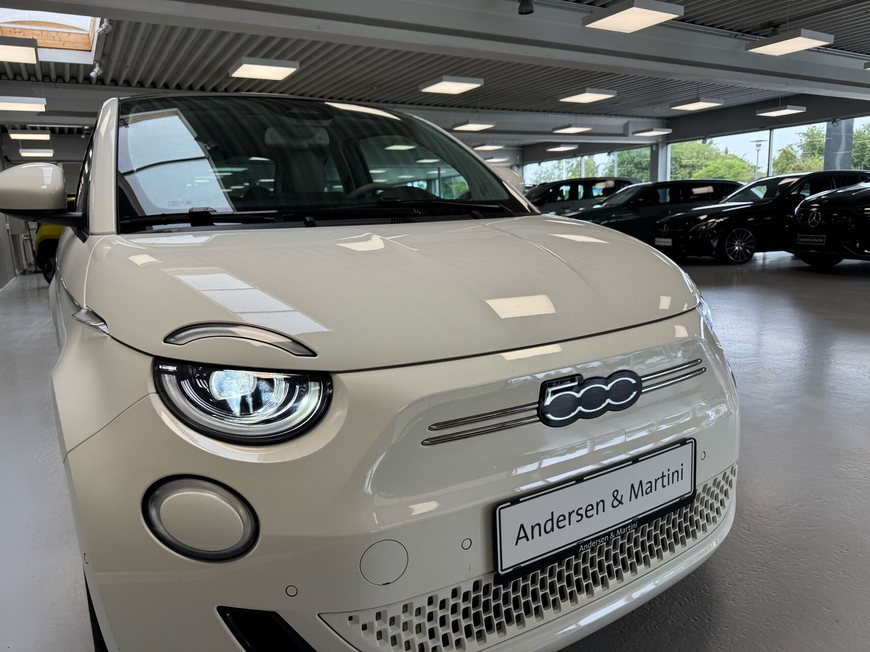 Hvid Fiat 500e fra 2023
