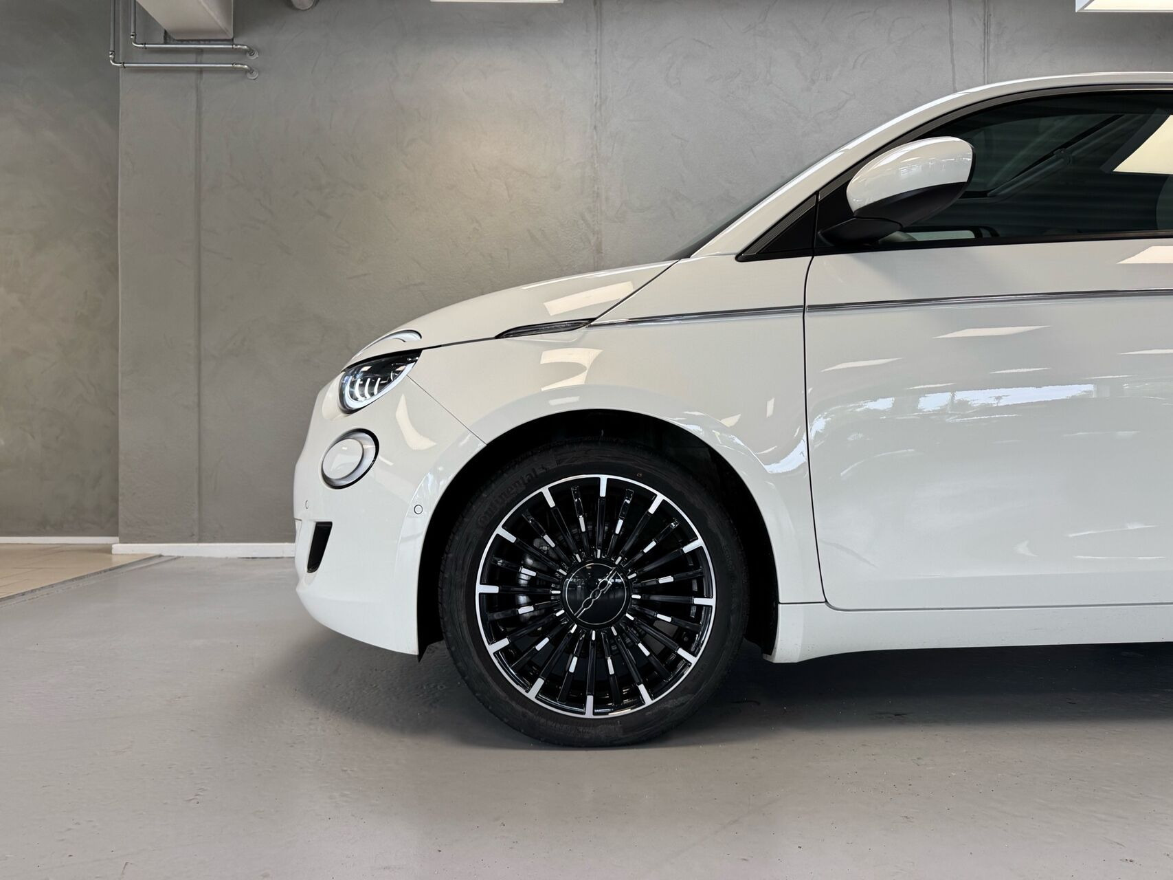 Hvid Fiat 500e fra 2023